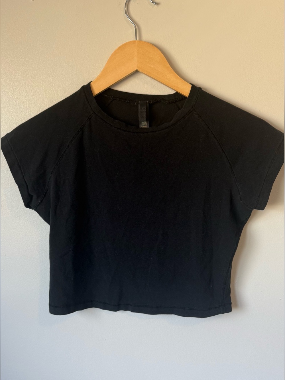 SKIMS BLACK CROPPED RAGLAN TSHIRT